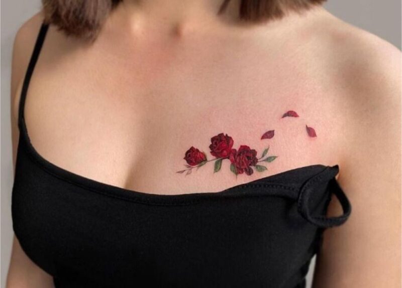 Hình xăm hoa hồng đỏ quyến rũ trên ngực