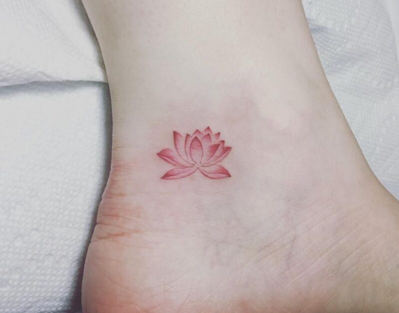 Hình xăm hoa sen trên mắt cá chân