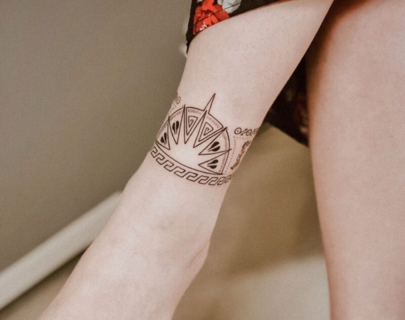 Vẻ đẹp của hình xăm vòng mini ở cổ chân