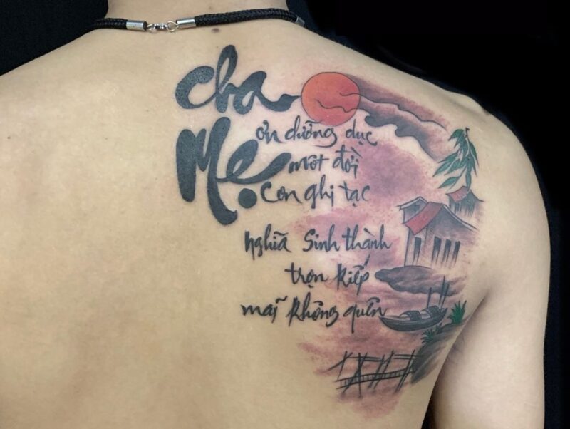 Hình xăm thơ chữ về cha mẹ sau vai