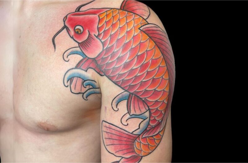 Hình xăm cá chép đỏ đẹp ở vai