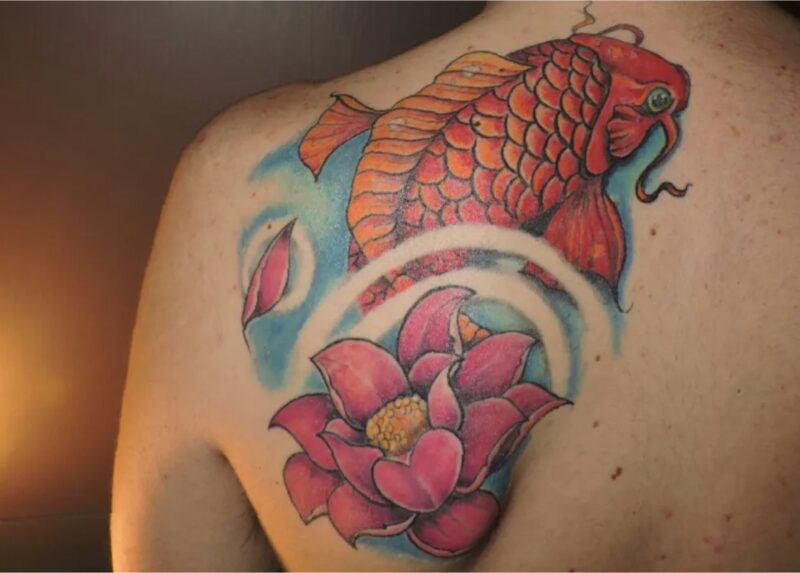 Vẻ đẹp sang trọng, quý phái khi xăm cá chép và hoa sen