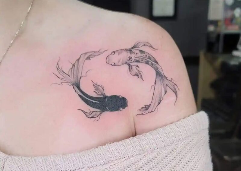 Hình xăm cá chép đôi ở vai dành cho nữ