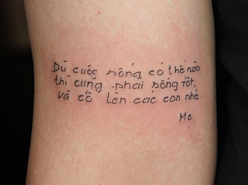 Khắc ghi lời dạy của mẹ độc đáo qua hình xăm chữ trên da