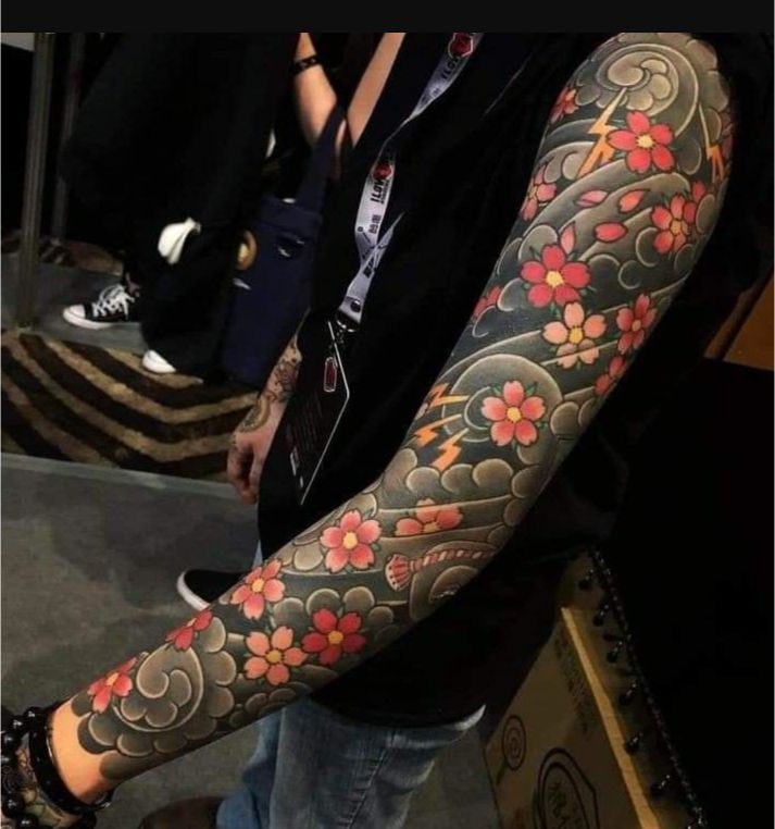 Hình xăm Nhật cổ kín tay là điểm nhấn đặc biệt