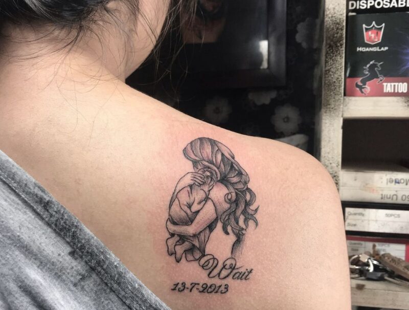 Hình xăm ý nghĩa về tình mẹ trên vai 