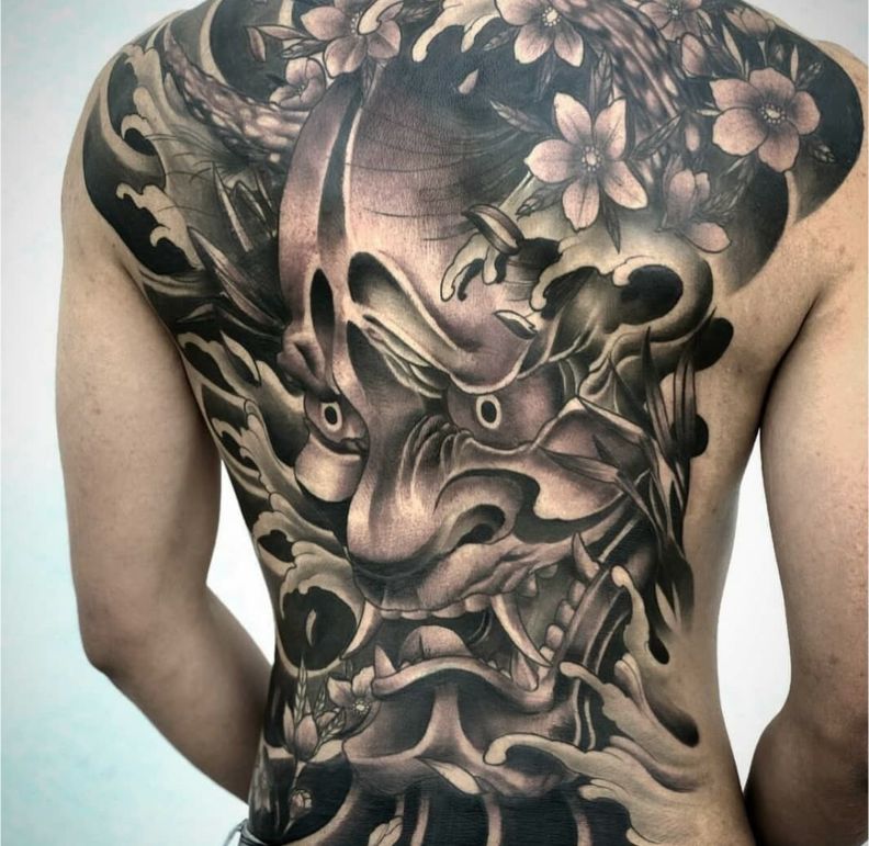 Hình xăm kín lưng mặt quỷ