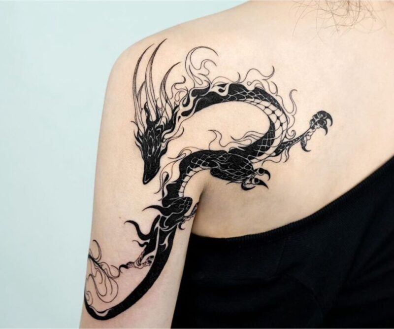 Hình xăm rồng vắt vai cho nữ tạo điểm nhấn