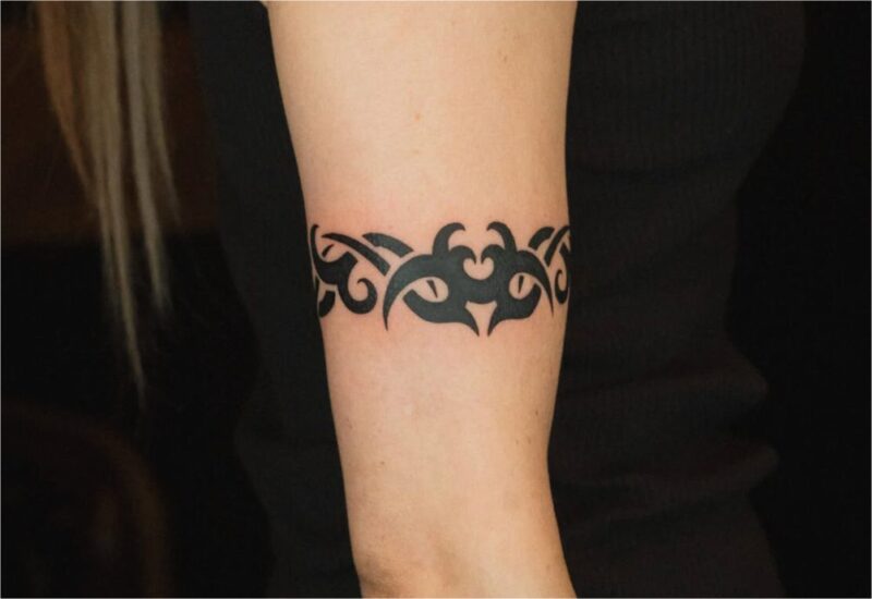 Hình xăm hoạ tiết trên bắp tay