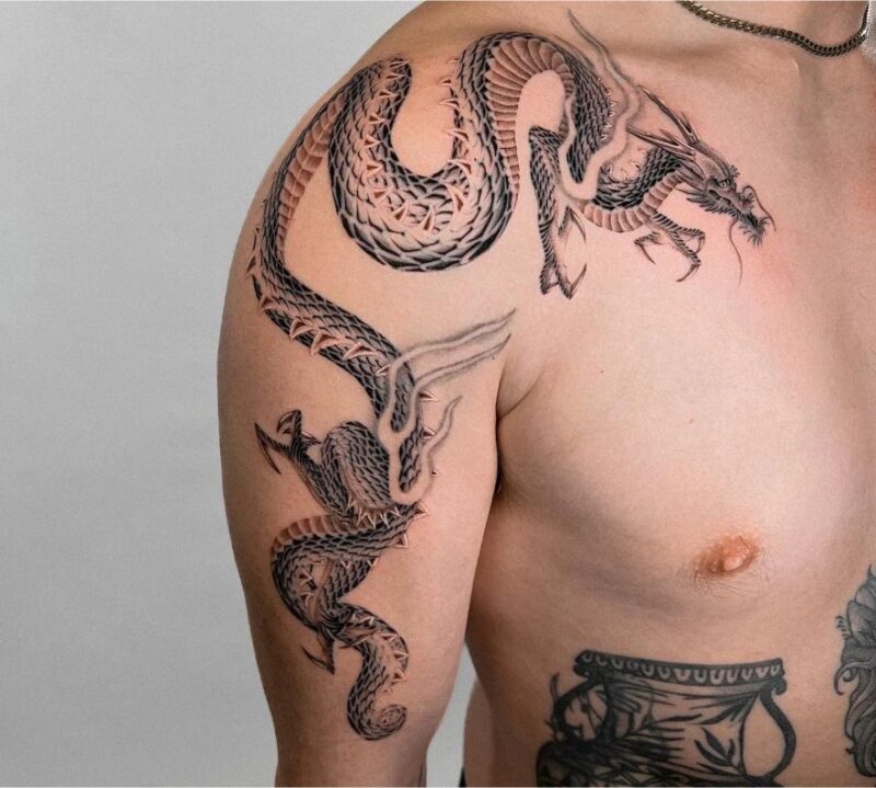 Hình rồng vắt vai thể hiện ý chí vươn lên trong cuộc sống