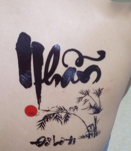 Xăm chữ Nhẫn sau lưng thể hiện sự mạnh mẽ