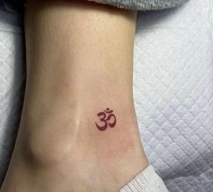 Hình xăm chữ Nhẫn mini bằng tiếng Phạn cũng rất đẹp