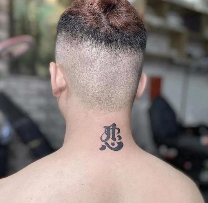 Hình xăm chữ Nhẫn sau cổ được giới trẻ ưa chuộng