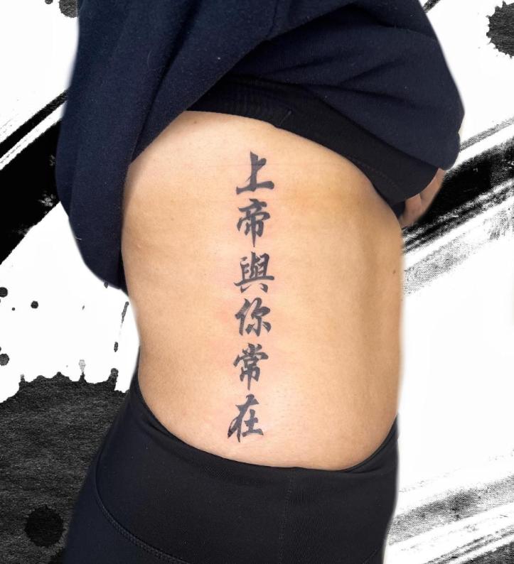 Hình xăm chữ Trung Quốc ở sườn rất được nam giới ưa chuộng
