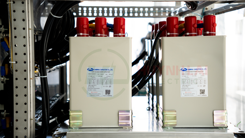 Tụ bù dầu là một dạng tụ điện công suất, cấu tạo từ hai bản cực dẫn điện đặt song song, được ngăn cách bằng lớp điện môi