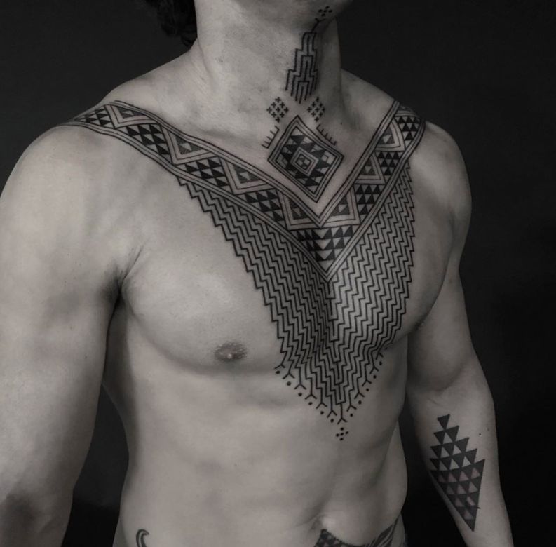 Họa tiết hình học, đường cong tượng trưng cho sức mạnh, sự bảo vệ