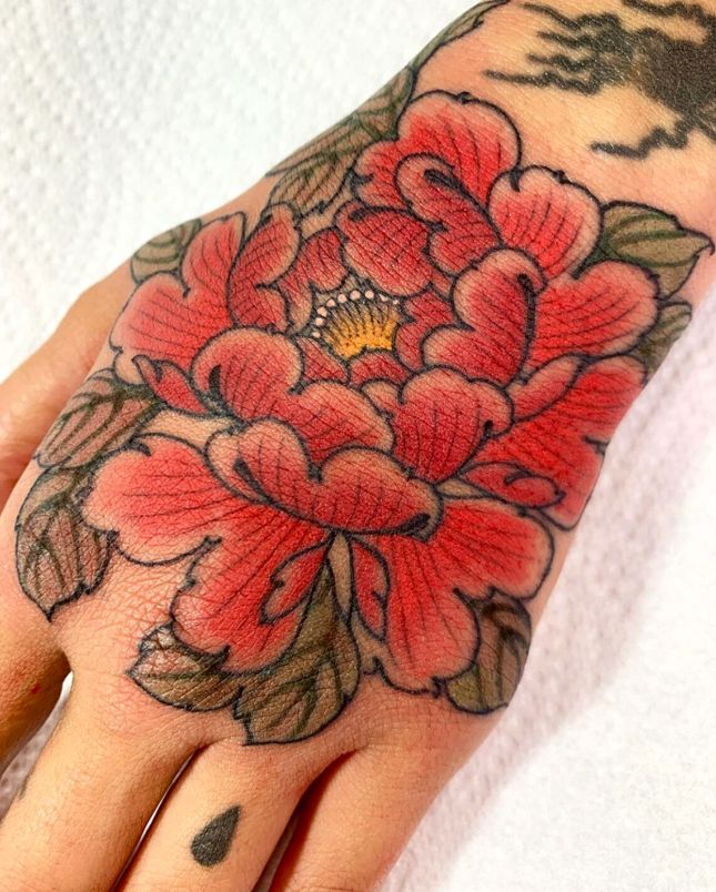Xăm hoa mẫu đơn Nhật cổ với màu đỏ chủ đạo