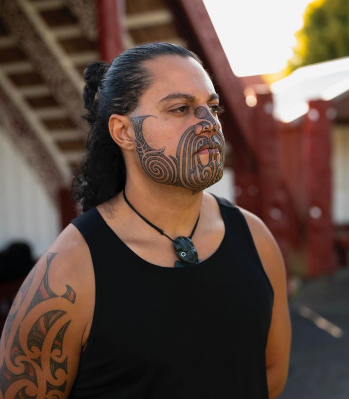 Mỗi hoạ tiết xăm trên mặt đều cần nghệ nhân xăm khéo léo