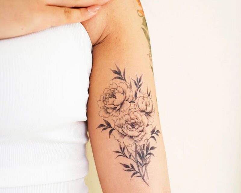 Xăm hoa mẫu đơn mini ở bắp tay